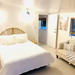 Deluxe Queen Studio Fully Self Contained- Living, Kitchenette, Laundry, Bedroom, Bathroom, Parking, Wifi, - Free Shuttle Service