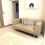 Deluxe Queen Studio Fully Self Contained- Living, Kitchenette, Laundry, Bedroom, Bathroom, Parking, Wifi, - Free Shuttle Service