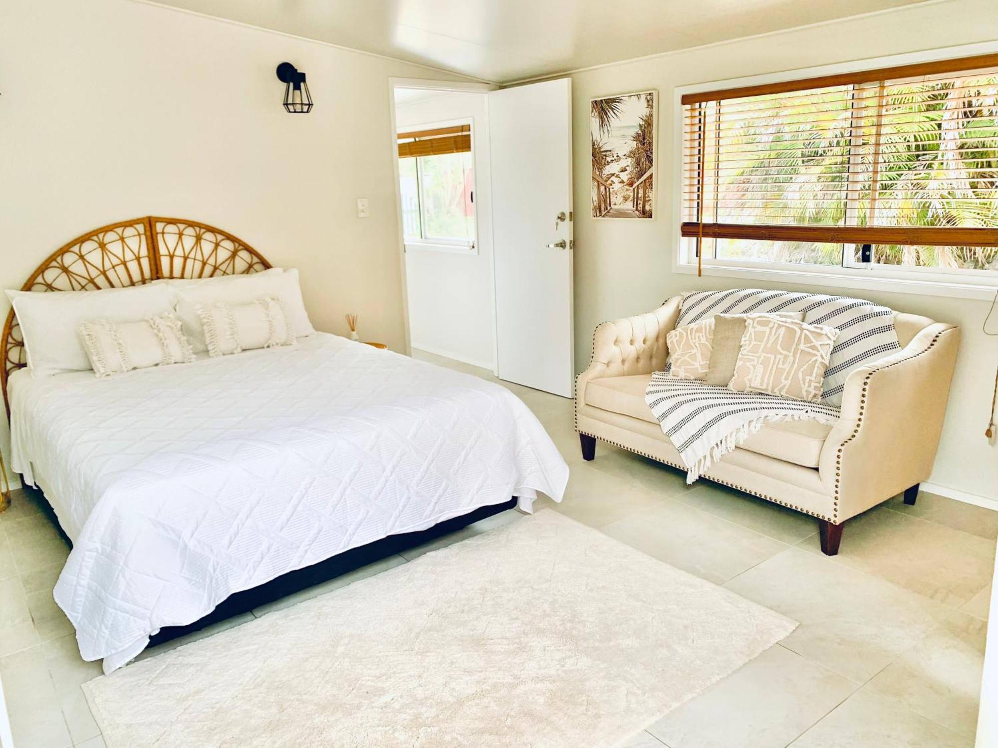 Deluxe Queen Studio Fully Self Contained- Living, Kitchenette, Laundry, Bedroom, Bathroom, Parking, Wifi, - Free Shuttle Service