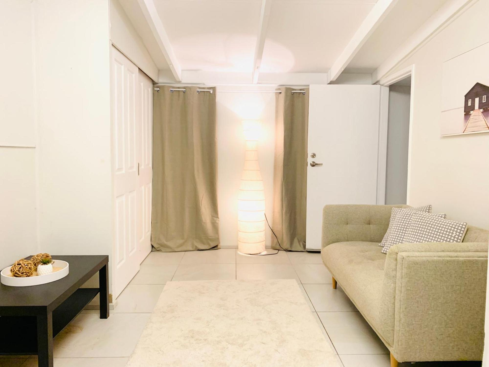 Homestay Deluxe Queen Studio Fully Self Contained- Living, Kitchenette, Laundry, Bedroom, Bathroom, Parking, Wifi, - Free Shuttle Service