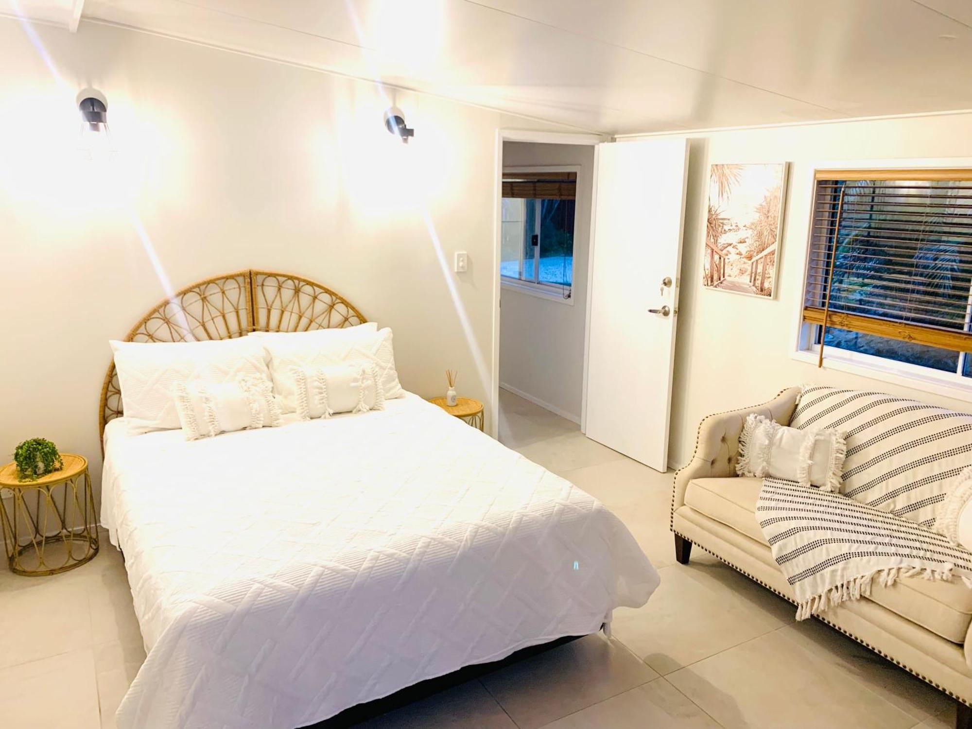 Deluxe Queen Studio Fully Self Contained- Living, Kitchenette, Laundry, Bedroom, Bathroom, Parking, Wifi, - Free Shuttle Service Homestay *