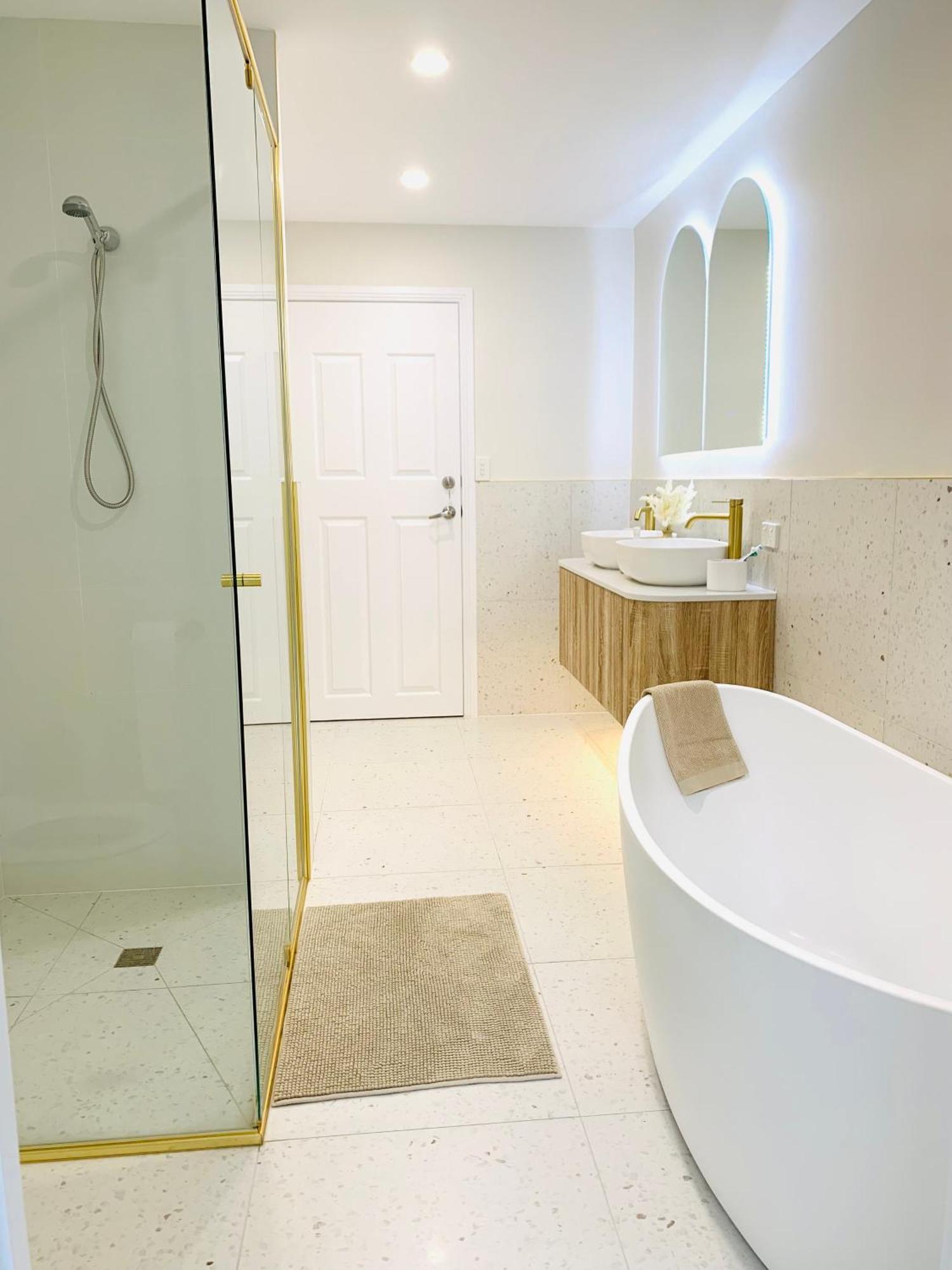 Deluxe Queen Studio Fully Self Contained- Living, Kitchenette, Laundry, Bedroom, Bathroom, Parking, Wifi, - Free Shuttle Service Homestay Gold Coast