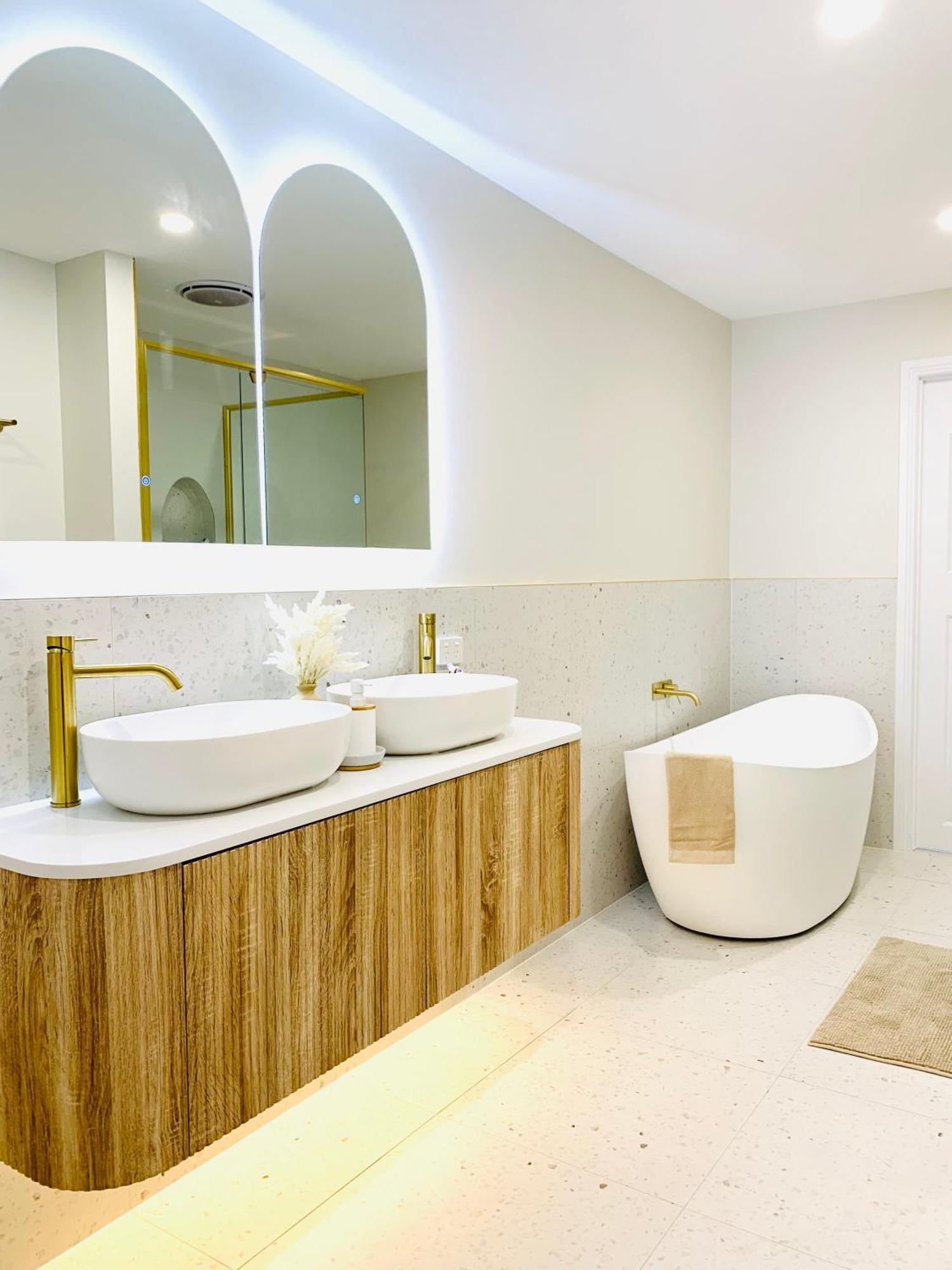 Deluxe Queen Studio Fully Self Contained- Living, Kitchenette, Laundry, Bedroom, Bathroom, Parking, Wifi, - Free Shuttle Service Gold Coast