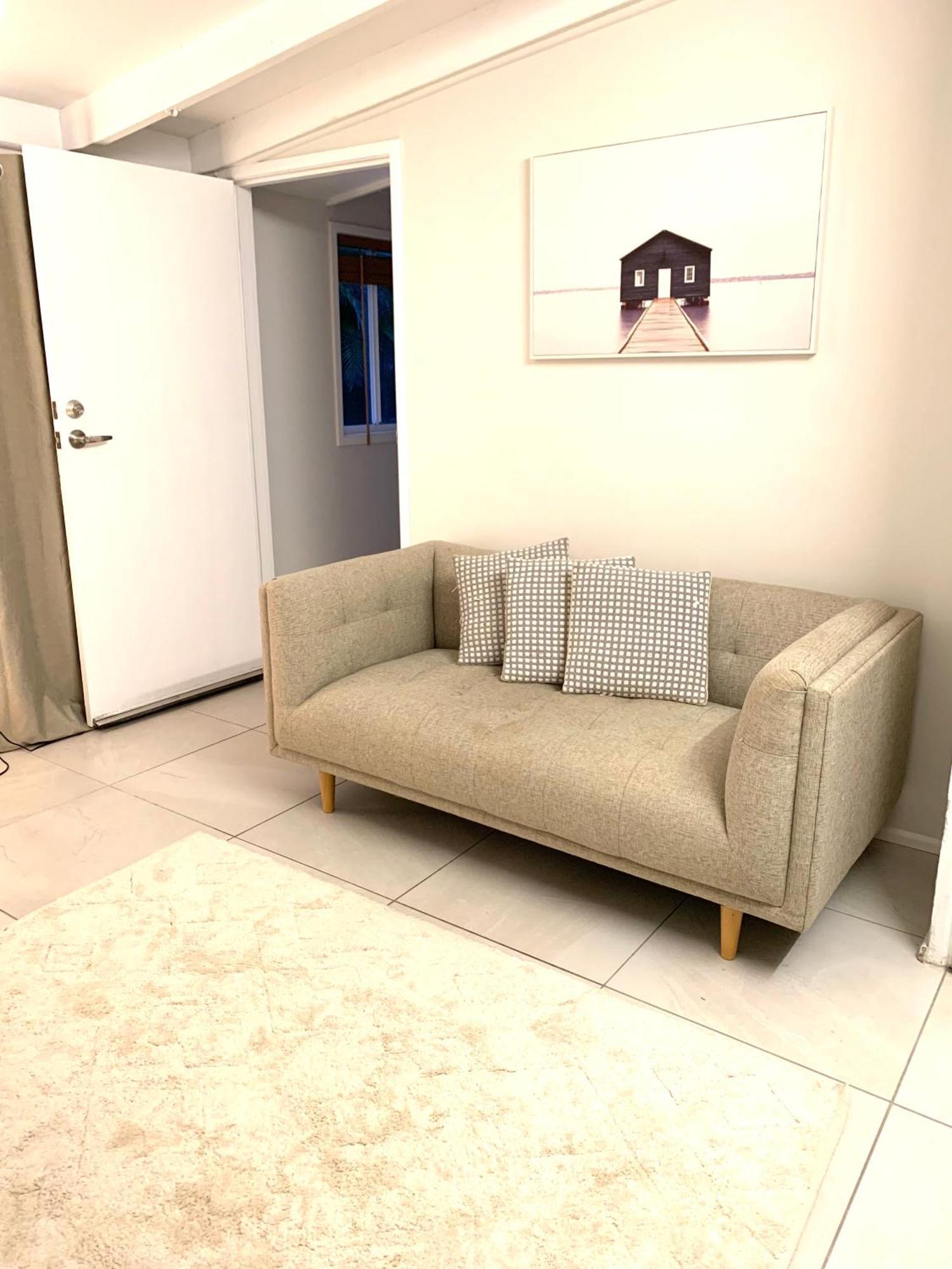 Deluxe Queen Studio Fully Self Contained- Living, Kitchenette, Laundry, Bedroom, Bathroom, Parking, Wifi, - Free Shuttle Service *
