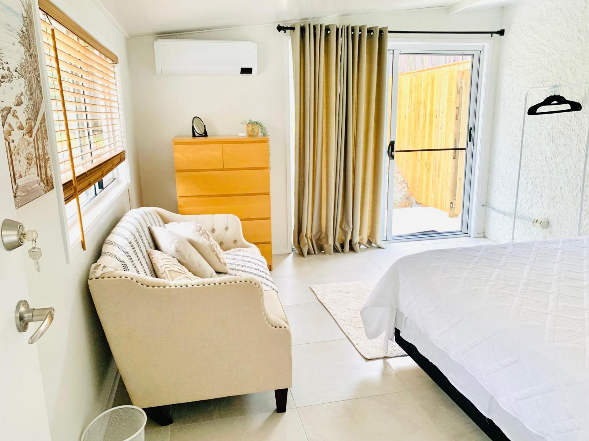 Deluxe Queen Studio Fully Self Contained- Living, Kitchenette, Laundry, Bedroom, Bathroom, Parking, Wifi, - Free Shuttle Service