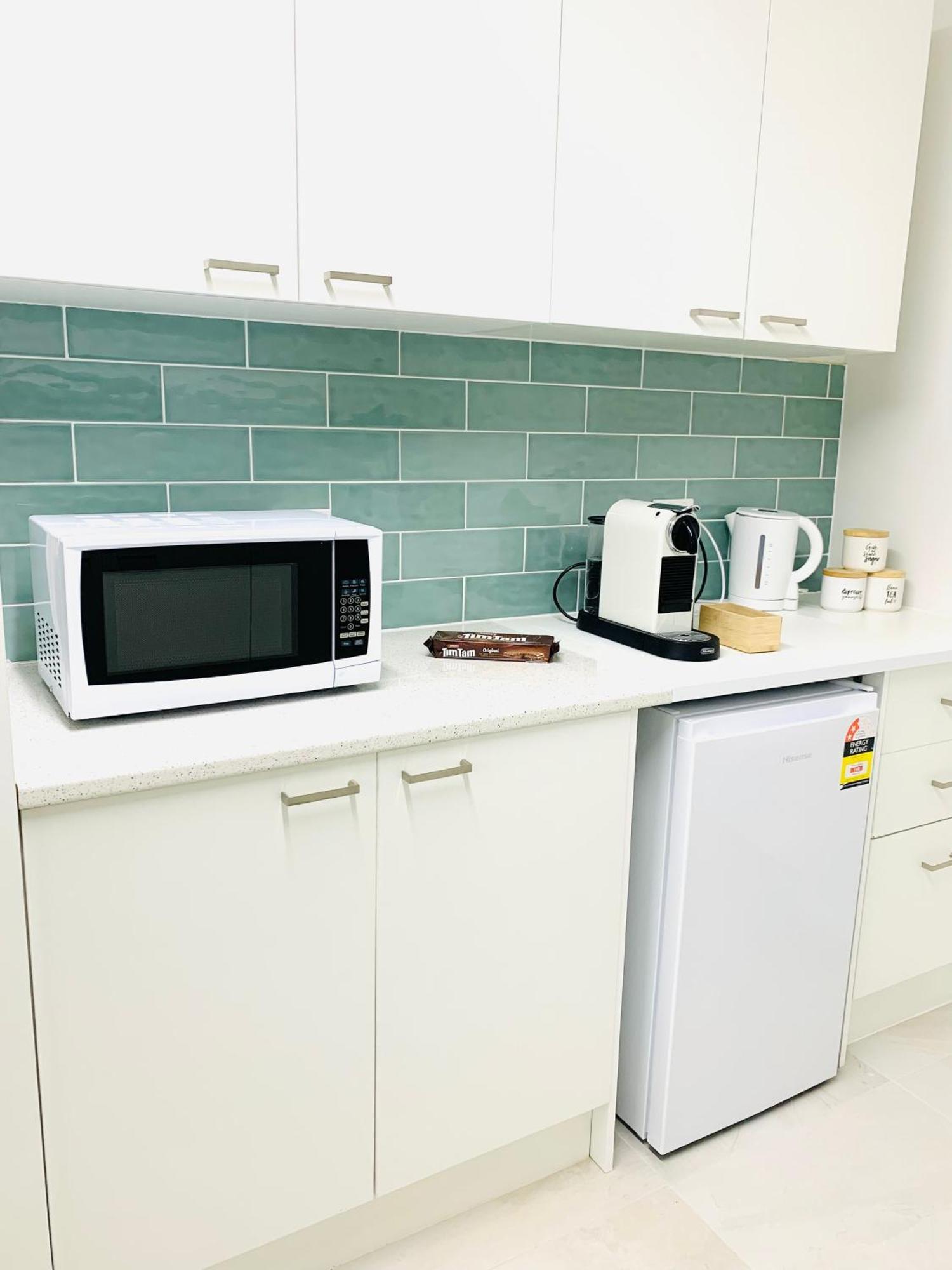 Deluxe Queen Studio Fully Self Contained- Living, Kitchenette, Laundry, Bedroom, Bathroom, Parking, Wifi, - Free Shuttle Service Gold Coast