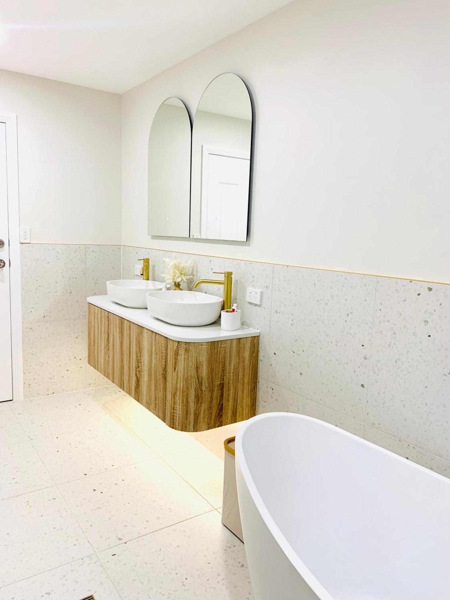Deluxe Queen Studio Fully Self Contained- Living, Kitchenette, Laundry, Bedroom, Bathroom, Parking, Wifi, - Free Shuttle Service * Gold Coast