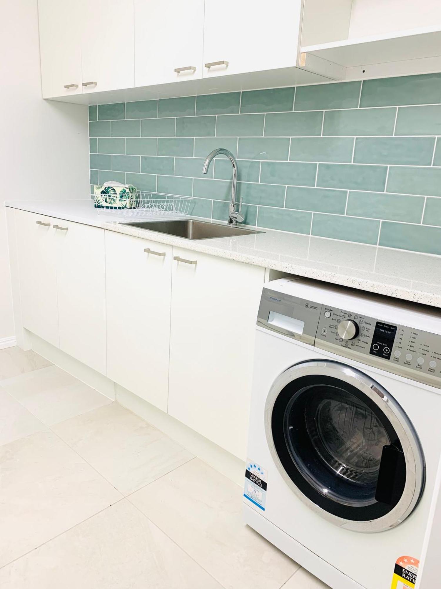 Deluxe Queen Studio Fully Self Contained- Living, Kitchenette, Laundry, Bedroom, Bathroom, Parking, Wifi, - Free Shuttle Service