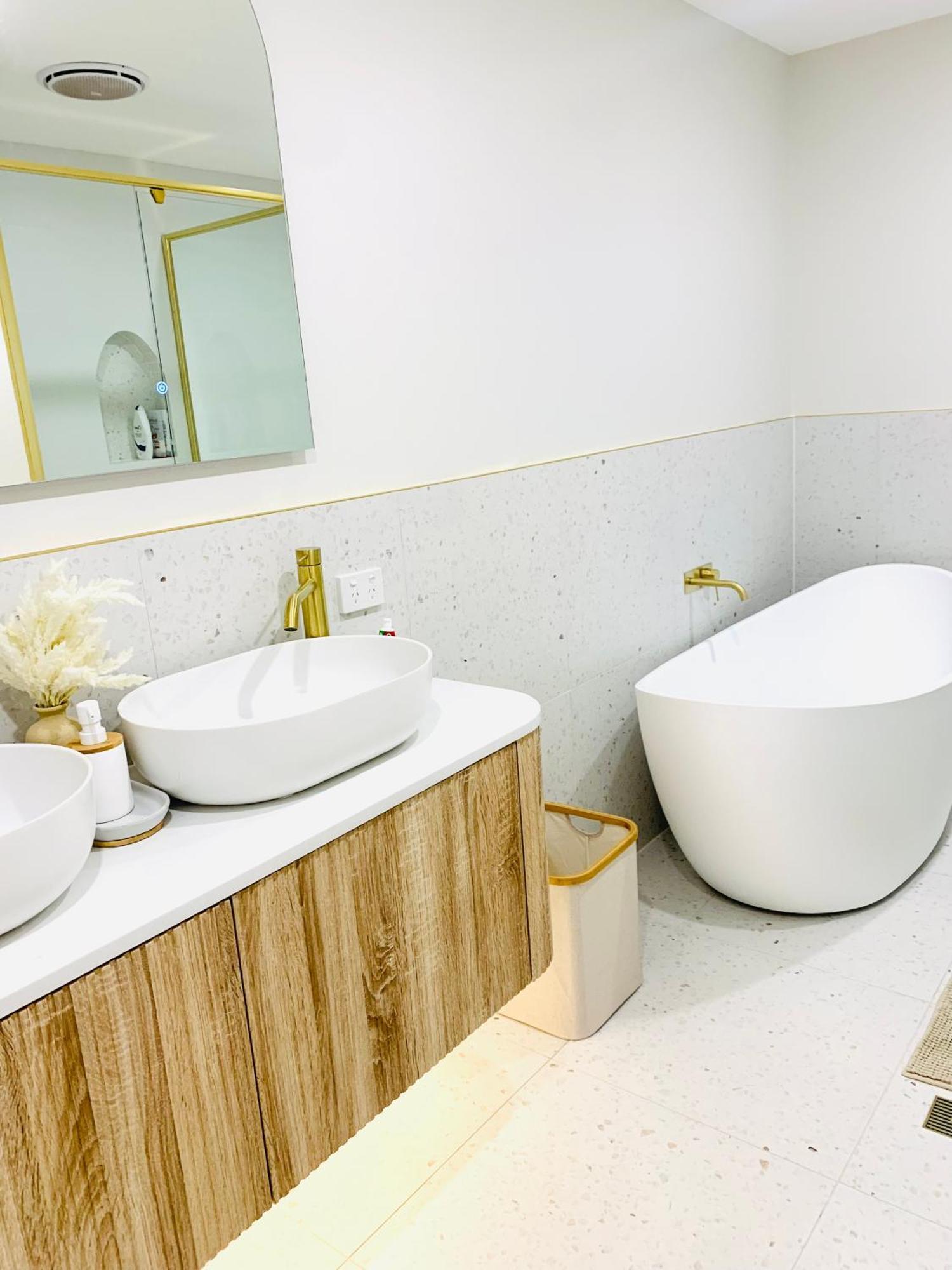 Deluxe Queen Studio Fully Self Contained- Living, Kitchenette, Laundry, Bedroom, Bathroom, Parking, Wifi, - Free Shuttle Service Homestay Gold Coast