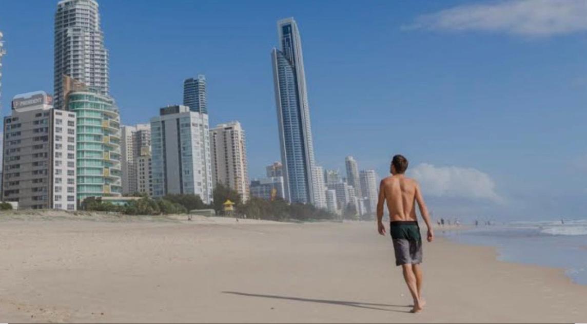 Deluxe Queen Studio Fully Self Contained- Living, Kitchenette, Laundry, Bedroom, Bathroom, Parking, Wifi, - Free Shuttle Service Homestay Gold Coast