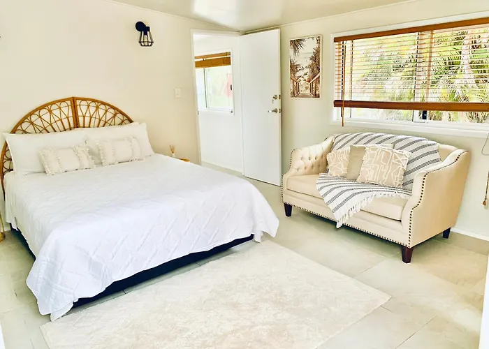Deluxe Queen Studio Fully Self Contained- Living, Kitchenette, Laundry, Bedroom, Bathroom, Parking, Wifi, - Free Shuttle Service